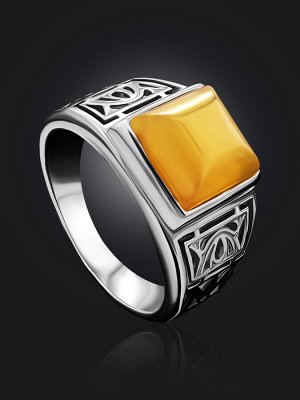 Серебряный перстень с натуральным янтарём медового цвета «Цезарь»