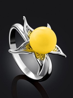 Лёгкое кольцо из серебра, украшенное медовым янтарём «Морошка»