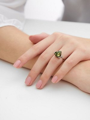 Изящное серебряное кольцо с натуральным янтарем зелёного цвета «Треугольник»