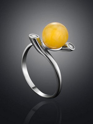 Серебряное кольцо с натуральным янтарём медового цвета и фианитами «Фемида»