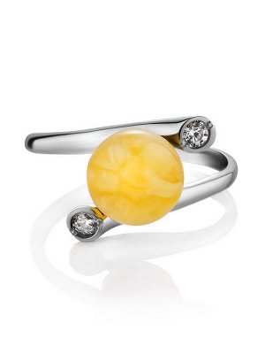 Серебряное кольцо с натуральным янтарём медового цвета и фианитами «Фемида»