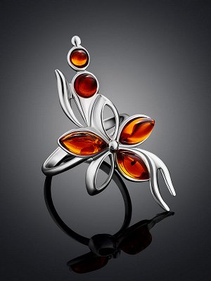 Серебряное кольцо с янтарными вставками вишневого цвета, собранными в изящное соцветие «Вербена»