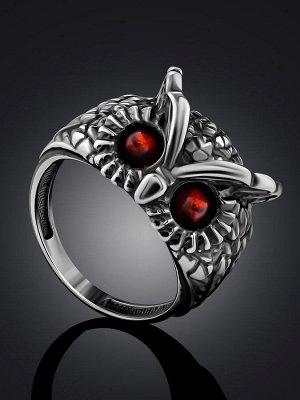 Оригинальное объёмное кольцо из серебра, украшенное вишнёвым янтарём «Филин»