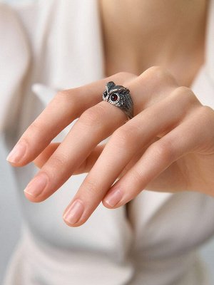 Оригинальное объёмное кольцо из серебра, украшенное вишнёвым янтарём «Филин»
