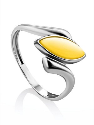 Изящное серебряное кольцо с молочно-медовым янтарем «Андромеда»