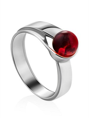 Оригинальное кольцо «Лея» из серебра с янтарём красного цвета