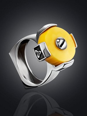 Яркий мужской перстень «Волкодав» из серебра и натурального янтаря медового цвета