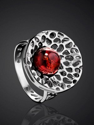 Ажурное кольцо с круглой вставкой из натурального вишнёвого янтаря «Венера»