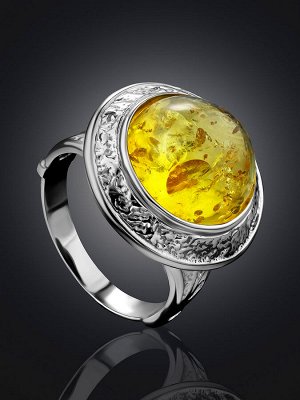 Нарядное серебряное кольцо с круглой вставкой золотисто-лимонного янтаря «Ампир»