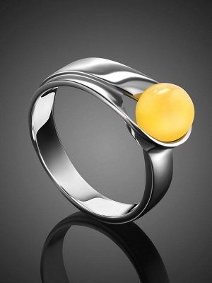 Необычное серебряное кольцо с цельным медовым янтарём «Лея»