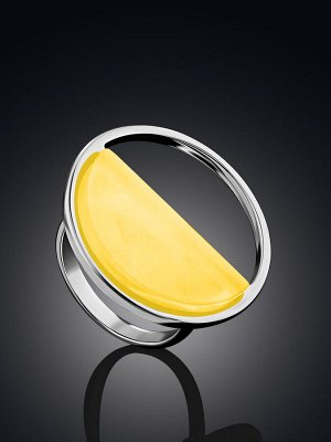 Стильное кольцо «Монако» из серебра и ярко-медового янтаря