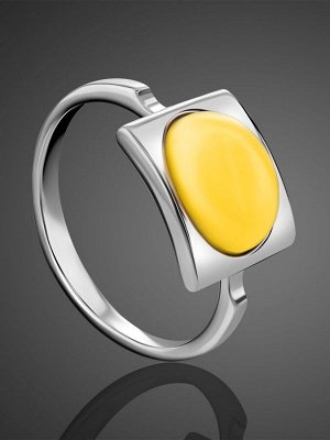 Стильное серебряное кольцо «Эллипс» с натуральным янтарём медового цвета