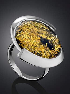 Крупное кольцо из серебра и янтаря зелёного цвета «Проксима»