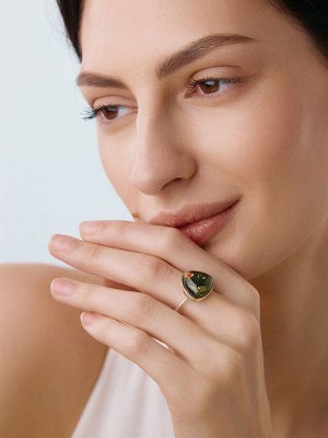 Кольцо с натуральным искрящимся янтарём зелёного цвета «Дельта»