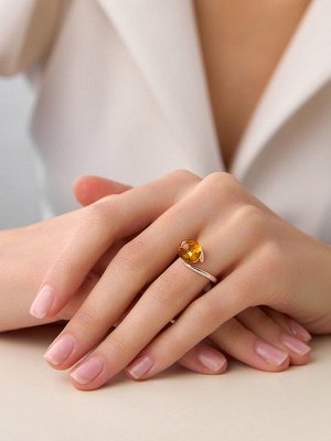 Серебряное кольцо с натуральным золотистым искрящимся янтарем «Юпитер»