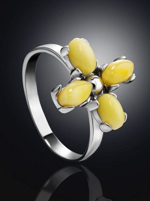 Нежное серебряное кольцо, украшенное янтарём медового цвета «Суприм»