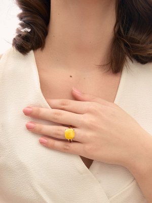 Стильное кольцо с натуральным цельным янтарем медового цвета «Троя»