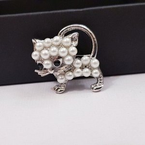 Мини-брошка "Кошка" с жемчугом, серебряный цвет, арт.013.025
