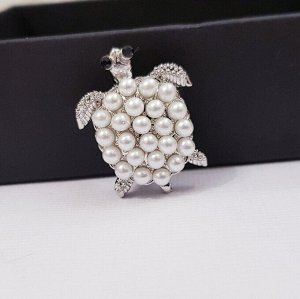 Мини-брошка "Черепаха" с жемчугом, серебряный цвет, арт.013.024