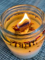 Ароматическая свеча с деревянным фетилем и  сухоцветами