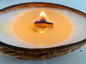 Соевая свеча в кокосе c деревянным фитилем