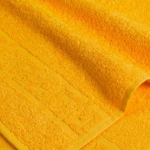 Желтое махровое полотенце