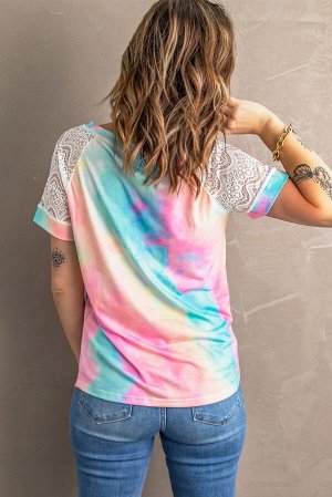 Разноцветная футболка с ярким красочным принтом и кружевными вставками на рукавах