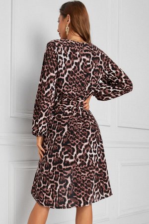 Леопардовое асимметричное платье с пышными рукавами и V-образным вырезом
