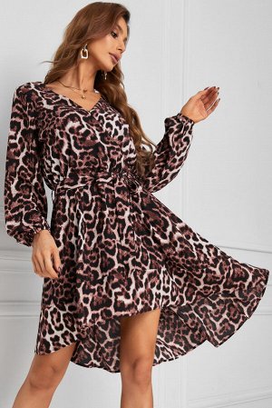 Леопардовое асимметричное платье с пышными рукавами и V-образным вырезом