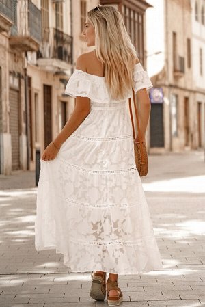 Белое кружевное платье-макси с открытыми плечами и оборками