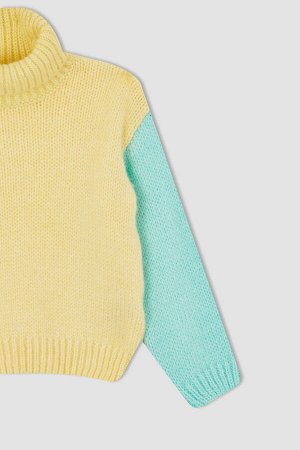 Трикотажный свитер оверсайз для девочек с высоким воротником