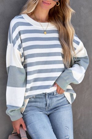 Бело-синий полосатый пуловер со спущенной линией плеча
