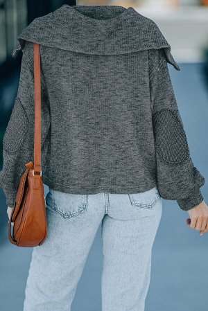Серый пуловер в рубчик с высоким воротником и заплатками на локтях