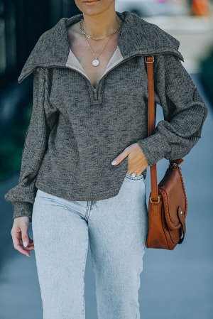 Серый пуловер в рубчик с высоким воротником и заплатками на локтях