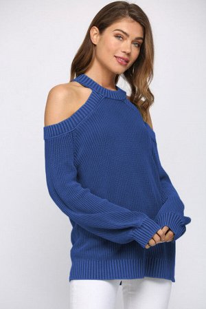 Синий вязаный свитер с открытыми плечами и спиной