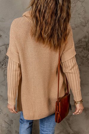 Бежевый свитер кобинированной вязки с воротником-хомут