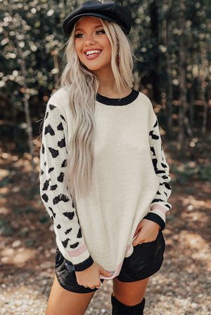 Бело-черный свитер с пятнистыми рукавами