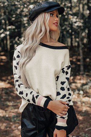 Бело-черный свитер с пятнистыми рукавами