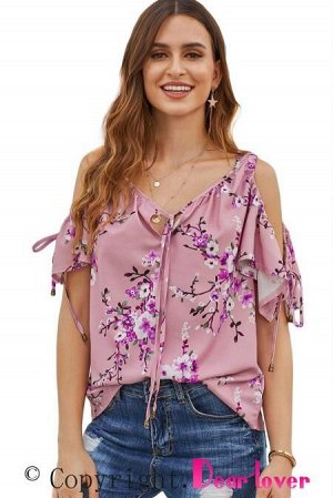 Розовая блузка с цветочным узором и вырезами на плечах