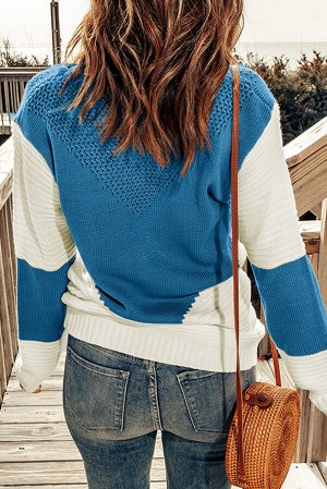 Бело-синий свитер в стиле колорблок