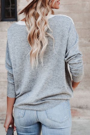 Серый свитер оверсайз с бежевыми и белыми вставками