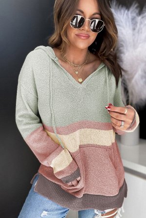 Вязаный свитер в стиле колорблок с карманом-кенгуру и капюшоном