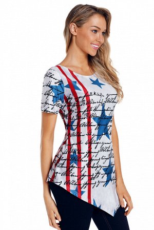 Белая футболка с асимметричным низом и Декларацией на фоне звезд и полос флага США