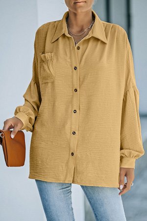 Бежевая рубашка со спущенной линией плеча отложным воротником и карманом на груди