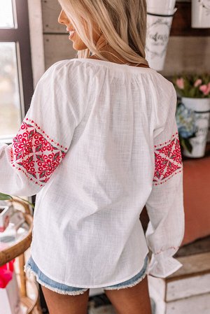 Белая блуза с V-образным вырезом и вышивкой
