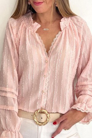 Розовая кружевная блузка с оборками и пуговицами