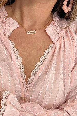 Розовая кружевная блузка с оборками и пуговицами