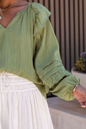 Зеленая блуза с объемным рукавом и рюшами