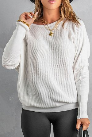 Белый свитер с напуском с рукавами «летучая мышь» и открытым плечом
