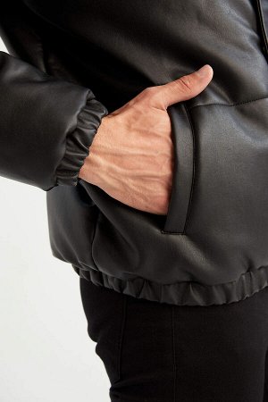 Пальто из искусственной кожи с полуводолазкой классического кроя